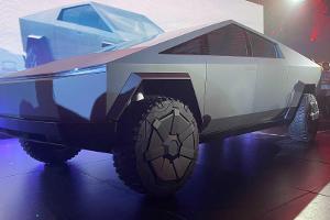 Tesla Cybertruck debütiert mit Sci-Fi-Design und Mega-Reichweite