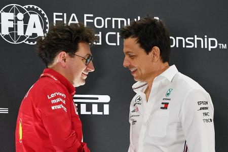 Mattia Binotto und Toto Wolff bei der FIA-PK beim Saisonfinale in Abu Dhabi Mattia Binotto und Toto Wolff bei der FIA-PK beim Saisonfinale in Abu Dhabi