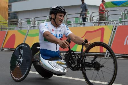 Alessandro Zanardi kämpft zum zweiten Mal in 19 Jahren um sein Leben Alessandro Zanardi kämpft zum zweiten Mal in 19 Jahren um sein Leben