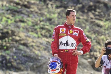 Michael Schumacher schaut Villeneuve dabei zu, wie er Weltmeister 1997 wird Michael Schumacher schaut Villeneuve dabei zu, wie er Weltmeister 1997 wird