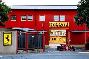 Ferrari-Demofahrt: Leclerc mit SF1000 auf öffentlichen Straßen in Maranello
