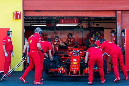 Ferrari-Fahrer Sebastian Vettel mit seiner Crew beim Formel-1-Test in Mugello Ferrari-Fahrer Sebastian Vettel mit seiner Crew beim Formel-1-Test in Mugello