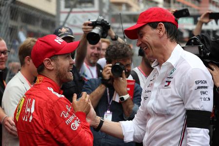 Toto Wolff hält sich Sebastian Vettel im Hinblick auf 2021 zumindest warm Toto Wolff hält sich Sebastian Vettel im Hinblick auf 2021 zumindest warm