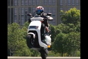 Futura Robo: Highspeed-Elektroroller schafft 75 km/h