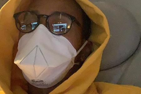 Lewis Hamilton trägt auf dem Flug nach Australien eine Corona-Schutzmaske Lewis Hamilton trägt auf dem Flug nach Australien eine Corona-Schutzmaske