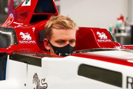 Mick Schumacher bei der Sitzanpassung für den Nürburgring in Hinwil
