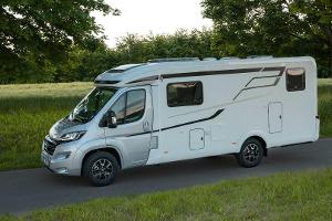 Wohnmobil und Caravan: Ungewohntes Fahrverhalten nicht unterschätzen