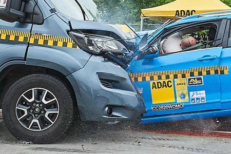 Wohnmobil im Crashtest: Umgebaute Kastenwagen oft nicht sicher