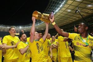 BVB-Flieger mit Wasser-Fontänen in Dortmund begrüßt
