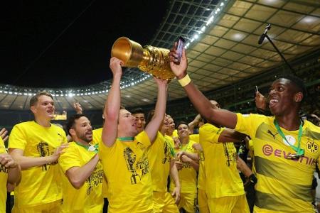BVB-Flieger mit Wasser-Fontänen in Dortmund begrüßt BVB-Flieger mit Wasser-Fontänen in Dortmund begrüßt