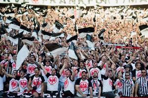 Tausende Eintracht-Fans empfangen die Mannschaft am Römer: "Frankfurt ist stolz"
