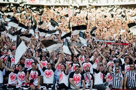 Tausende Eintracht-Fans empfangen die Mannschaft am Römer: Tausende Eintracht-Fans empfangen die Mannschaft am Römer:
