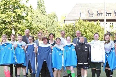 DFB-Frauen unterstützen Werkstätten für behinderte Menschen DFB-Frauen unterstützen Werkstätten für behinderte Menschen