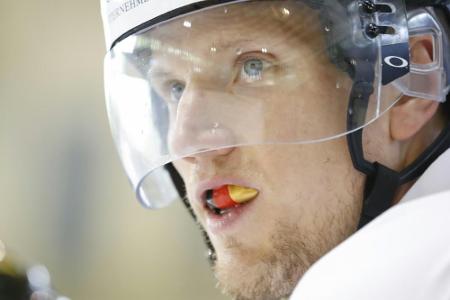 Ehrhoff spaziert in Eishockey-Montur über die Straße: Ehrhoff spaziert in Eishockey-Montur über die Straße: