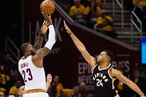 James führt Cleveland zum zweiten Sieg und jagt Jordan