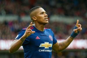 Zehn Jahre United: Valencia verlängert bei Manchester