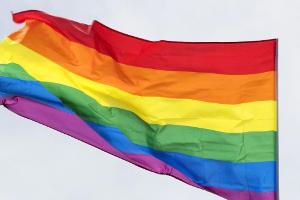 Hertha zeigt Flagge: Mitarbeiter hissen Regenbogenfahne