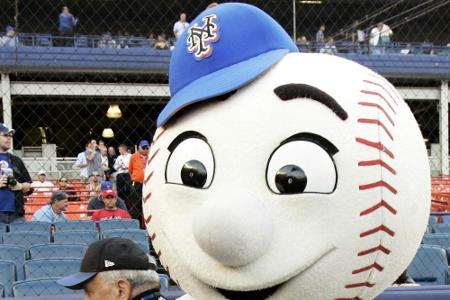 Mr. Met macht Ärger: Maskottchen zeigt Fans den Mittelfinger Mr. Met macht Ärger: Maskottchen zeigt Fans den Mittelfinger