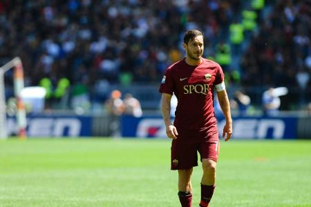 Totti erhält Auszeichnung des UEFA-Präsidenten Totti erhält Auszeichnung des UEFA-Präsidenten