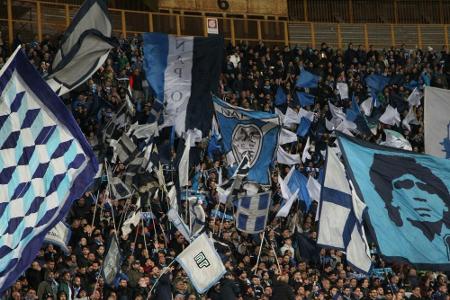 Drei Neapel-Hooligans wegen Angriff auf Juve-Fans festgenommen Drei Neapel-Hooligans wegen Angriff auf Juve-Fans festgenommen