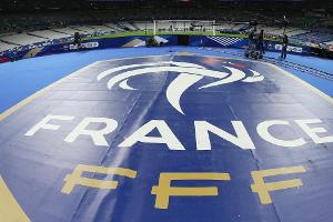 Frankreich und England Gedenken den Terror-Opfern: Macron und May im Stade de France