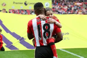 Kleiner Freund von Englands Nationalspieler Defoe verliert Kampf gegen den Krebs