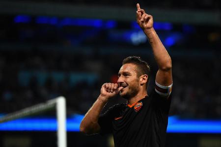 Bereits seit über 20 Jahren spielt und trifft das römische Urgestein für die Roma. Die Fans im Stadio Olimpico liegen ihrem ... Bereits seit über 20 Jahren spielt und trifft das römische Urgestein für die Roma. Die Fans im Stadio Olimpico liegen ihrem ...