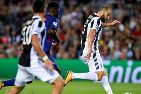 Higuain zeigt Barca-Fans den Mittelfinger Higuain zeigt Barca-Fans den Mittelfinger