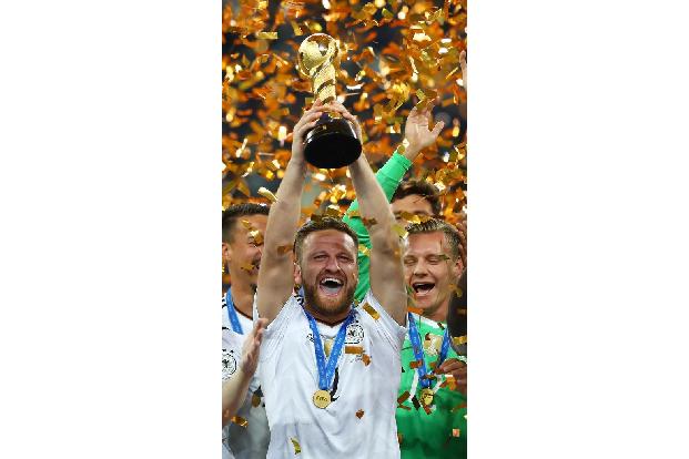 Seine Nominierung 2014 für die WM in Brasilien sorgte für die große Überraschung. Mittlerweile ist der Arsenal-Profi ein ges...