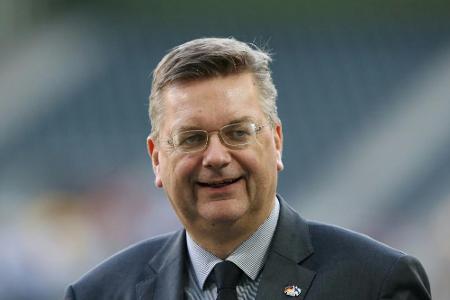 Grindel verteidigt Stehplätze und Aussetzung von Kollektivstrafen Grindel verteidigt Stehplätze und Aussetzung von Kollektivstrafen