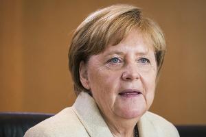 Merkel kritisiert hohe Ablösesummen im Profifußball