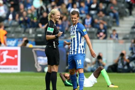Steinhaus feiert Bundesliga-Premiere mit Spielball und Webb Steinhaus feiert Bundesliga-Premiere mit Spielball und Webb