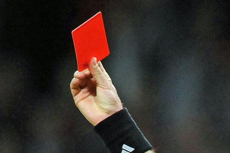 Österreich: Drittliga-Spieler nach 18 Sekunden Rot Österreich: Drittliga-Spieler nach 18 Sekunden Rot