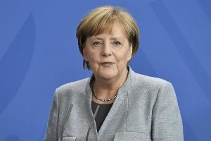 "Man muss aufpassen": Kanzlerin Merkel sorgt sich um den Fußball