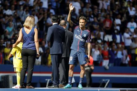 Trotz verschobenem Debüt: Neymar im Pariser Prinzenpark fürstlich empfangen Trotz verschobenem Debüt: Neymar im Pariser Prinzenpark fürstlich empfangen