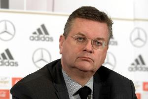 Nach Hass-Plakaten: DFB-Präsident Grindel warnt vor Stehplatz-Verboten