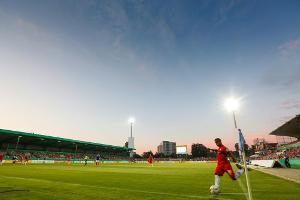 Verformte Bodenplatte im Holstein-Stadion: Schrauben 
mögliche Ursache