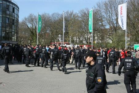 Kosten für Polizeieinsätze: Gespräch zwischen DFL und Bremens Innensenator verläuft ergebnislos Kosten für Polizeieinsätze: Gespräch zwischen DFL und Bremens Innensenator verläuft ergebnislos