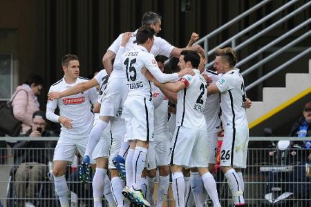 Nils Petersen gewinnt Familien-Duell: Freiburg siegt in Halberstadt Nils Petersen gewinnt Familien-Duell: Freiburg siegt in Halberstadt