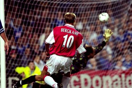 Bei den Gunners zur Legende gereift, europäisch aber auch für Ajax und Inter erfolgreich. Auch Dennis Bergkamp traf 22 Mal i... Bei den Gunners zur Legende gereift, europäisch aber auch für Ajax und Inter erfolgreich. Auch Dennis Bergkamp traf 22 Mal i...