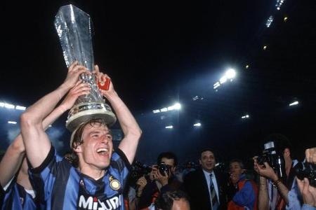 Für den VfB Stuttgart, Inter und Bayern München traf Klinsi in 36 Einsätzen 22 Mal. 1991 holte er den Pott mit Inter, 1996 s...