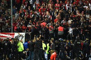 Fünf Schwerverletzte: Spielabbruch wegen zusammengebrochener Tribünenbande