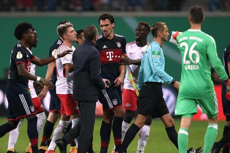 ... bis nach dem Pausenpfiff, als RB-Boss Ralf Rangnick den Videobeweis per Handy erzwingen wollte. Die Bayern wollten das v...