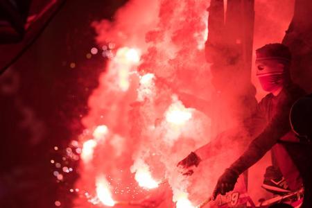 ... sind die Lautern-Fans da zünden in ihrem Block die Glimmstängel.