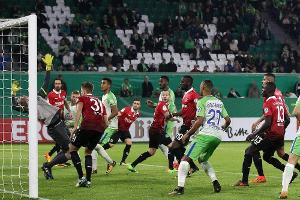 Erster Sieg für Remis-König Schmidt: Wolfsburg wirft Hannover aus dem Pokal