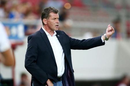Trotz verpasster WM-Quali: Skibbe bleibt Nationaltrainer Griechenlands Trotz verpasster WM-Quali: Skibbe bleibt Nationaltrainer Griechenlands
