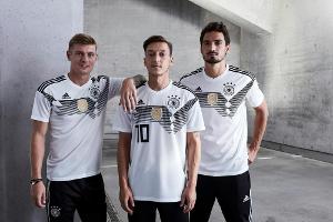 DFB: Mit legendären Trikots im 90er-Stil zum fünften Stern