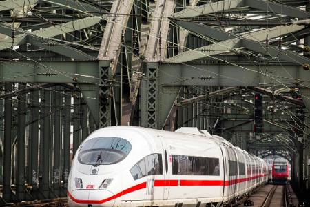 Verspäteter Anstoß in Karlsruhe: Sonderzug aus Zwickau verfährt sich Verspäteter Anstoß in Karlsruhe: Sonderzug aus Zwickau verfährt sich
