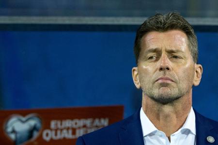 Trotz verpasster WM-Quali: Skibbe bleibt Nationaltrainer Griechenlands Trotz verpasster WM-Quali: Skibbe bleibt Nationaltrainer Griechenlands