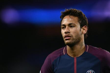 Neymar mit Popcorn vorm Fernseher - Ronaldo selbstbewusst Neymar mit Popcorn vorm Fernseher - Ronaldo selbstbewusst